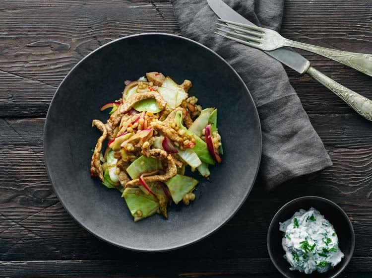 Wok med strimlat innanlår av skinka, matvete och yoghurt med örter