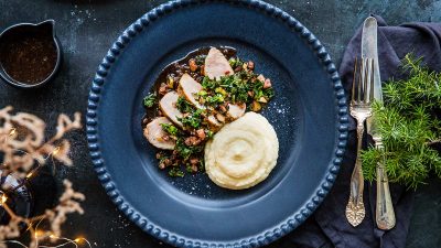 Helstekt fläskytterfilé med knaprig topping, rotselleripuré och balsamicosky