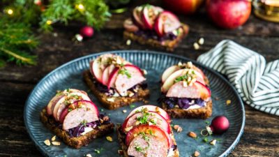 Julsmörrebröd julkorv, äpple, rödkål och picklade senapsfrön