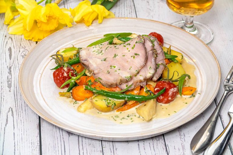 Lågtempad skinkstek med vitlök, örter, rostad citron och vit balsamicosky